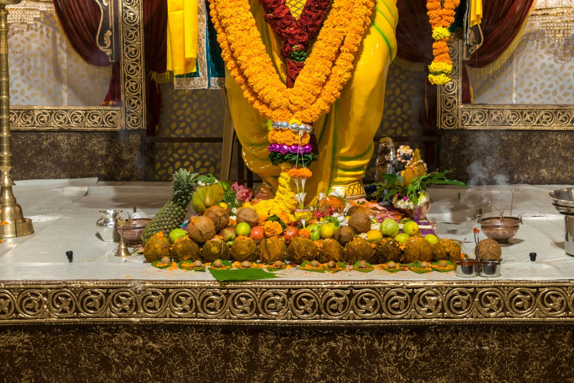 the statue of the god shridas on display in a room