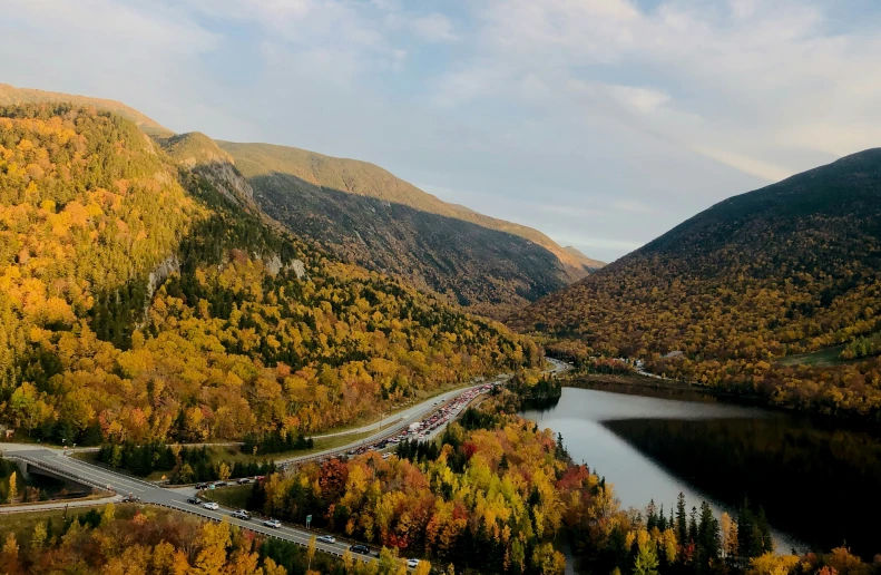 there is a lake in the middle of two mountains