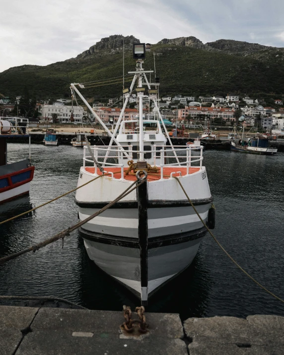 the boat is docked at the dock in the harbor