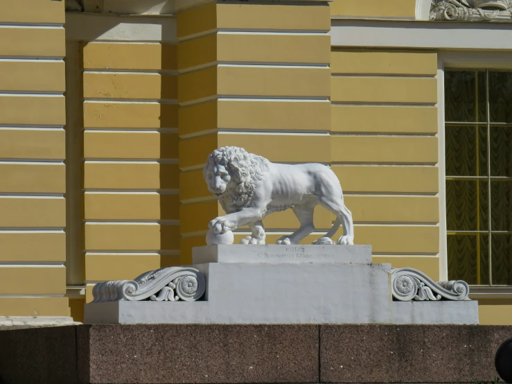 a statue of a lion in front of a building