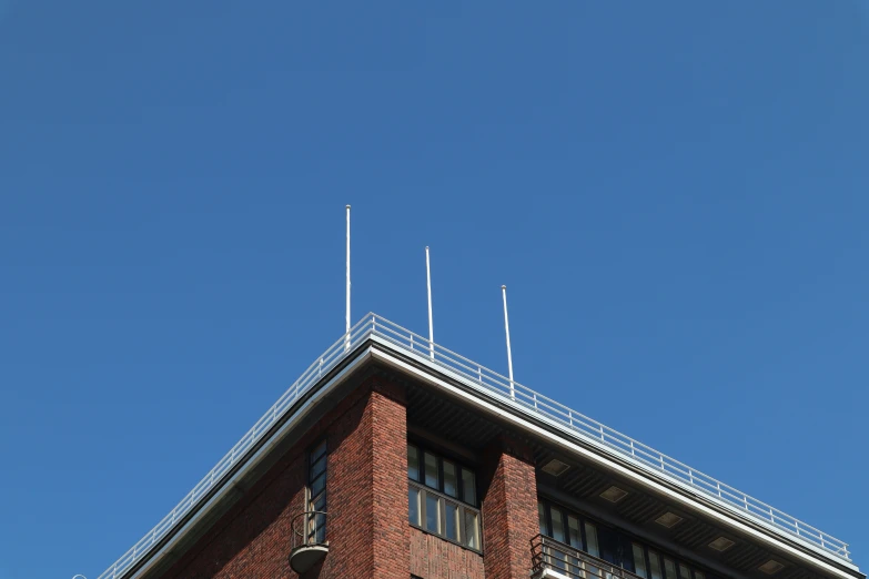 the top of an old brick building with the wire railing