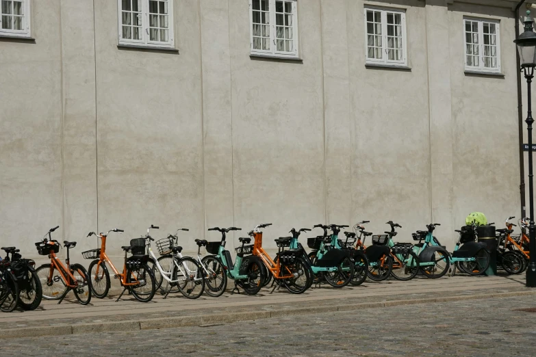 there are many bikes and motor scooters parked in front of a building