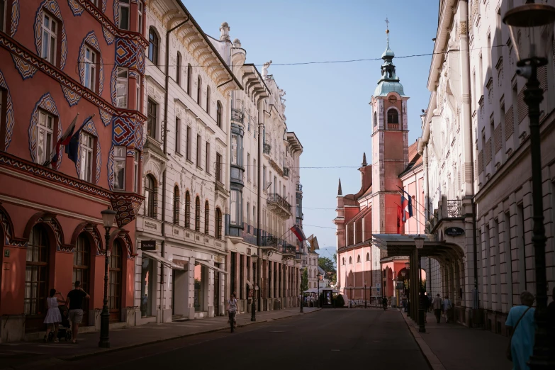 there are many different buildings that have red windows on them