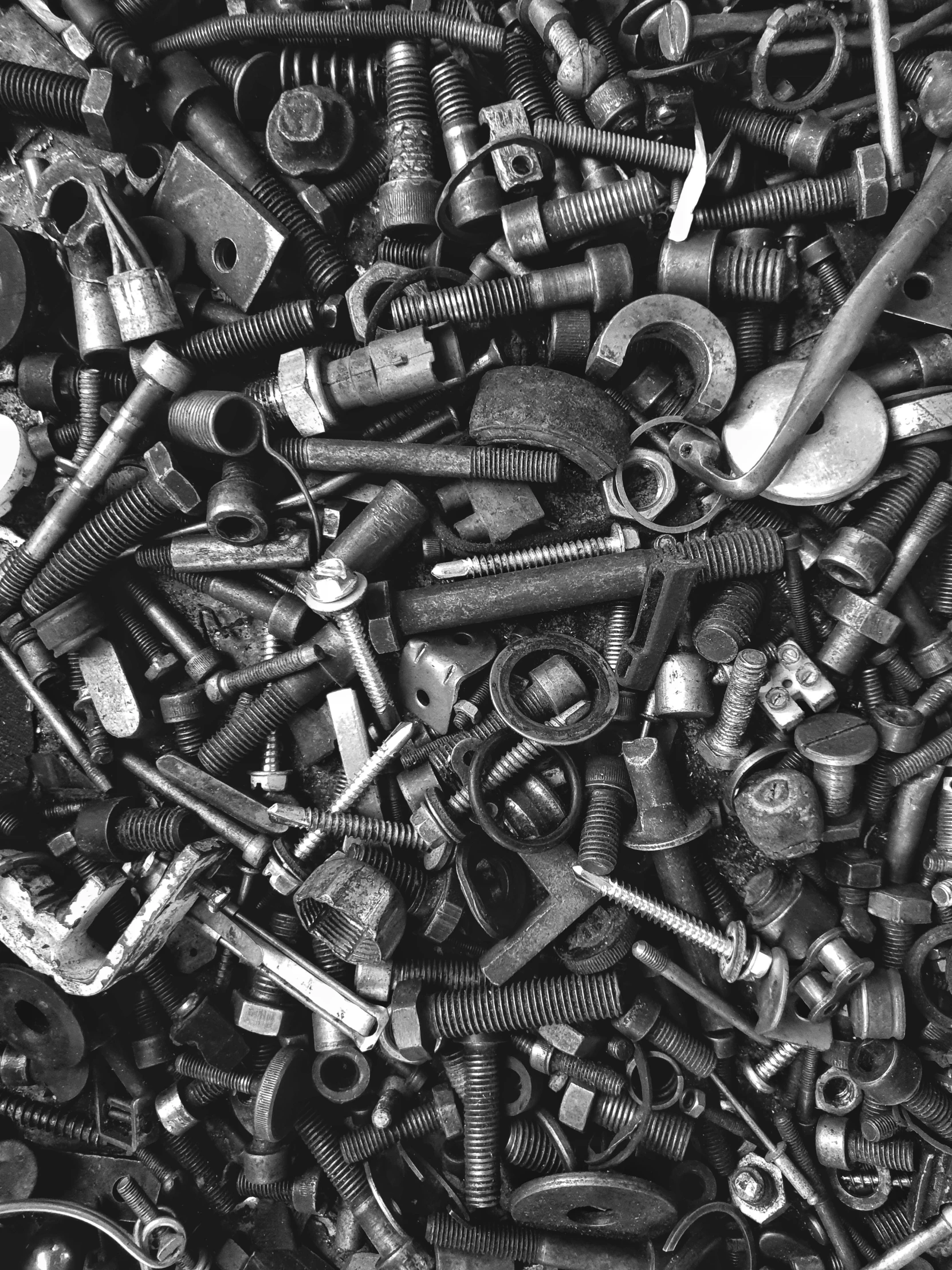 a black and white image of many different kinds of screws