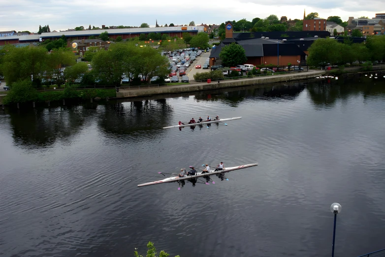 there are several boats in the water going down a river