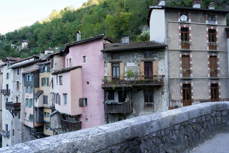 some buildings that are along the wall near the road