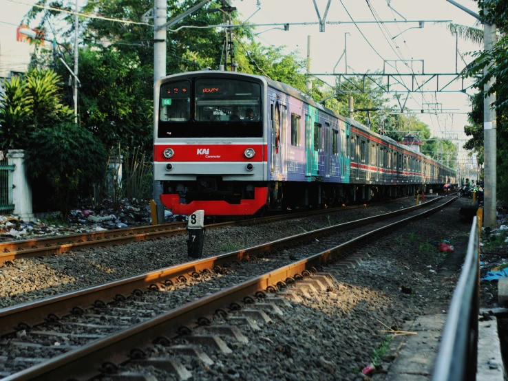 this is a po of a train going down the track