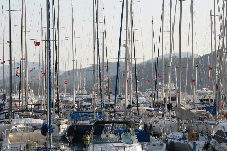 a very large group of sailboats all stacked together