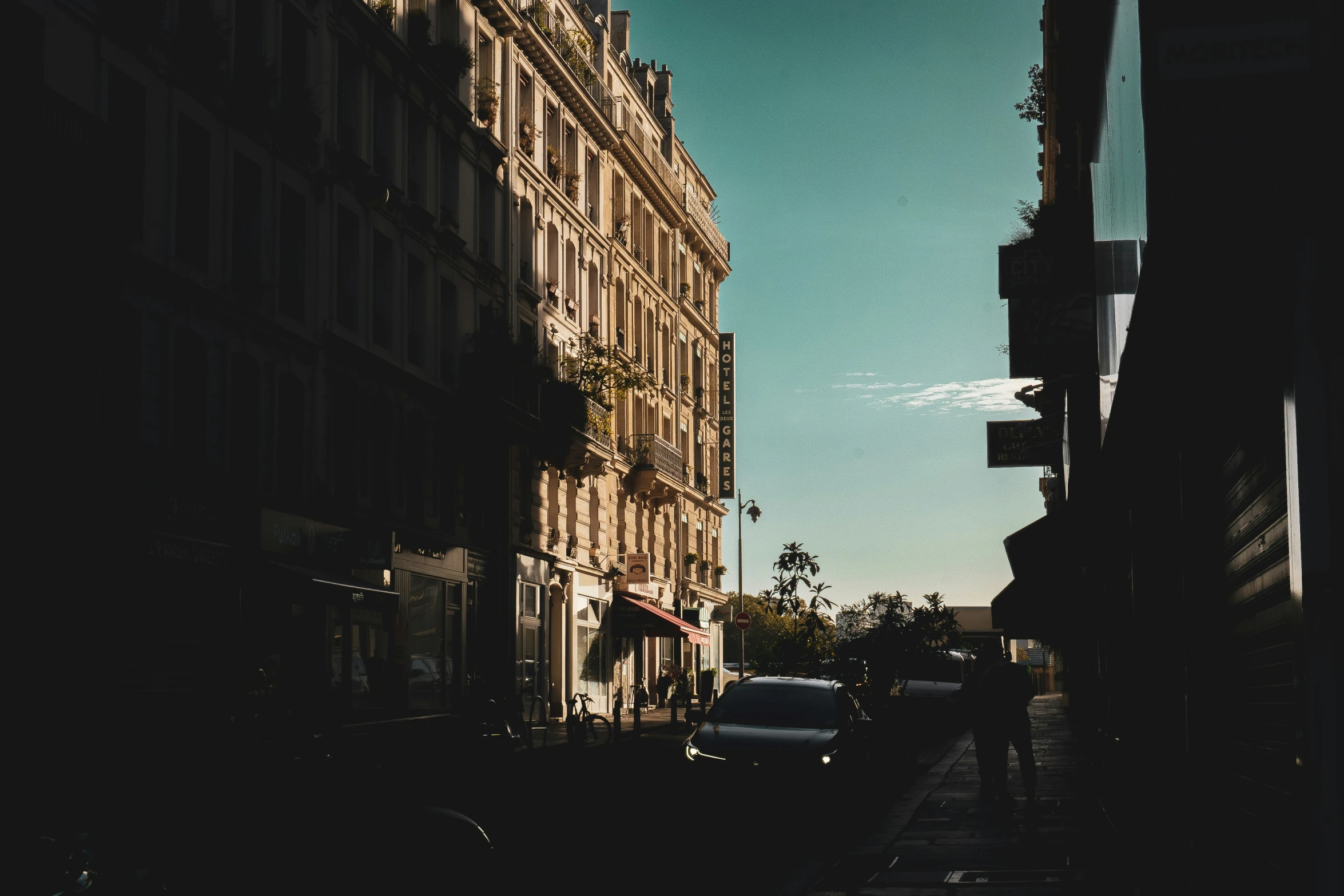 this is a city street with traffic lights