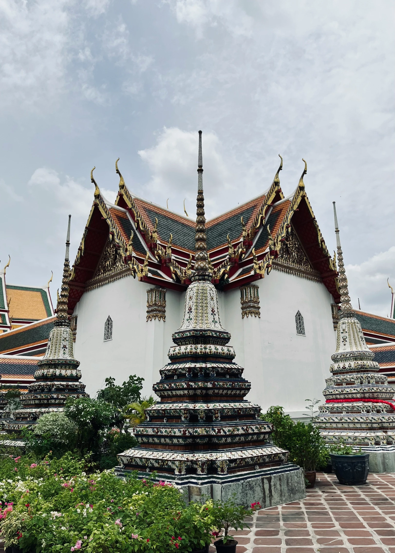 many pagodas are on the side of a white building