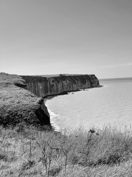 the shoreline on the coast of the sea