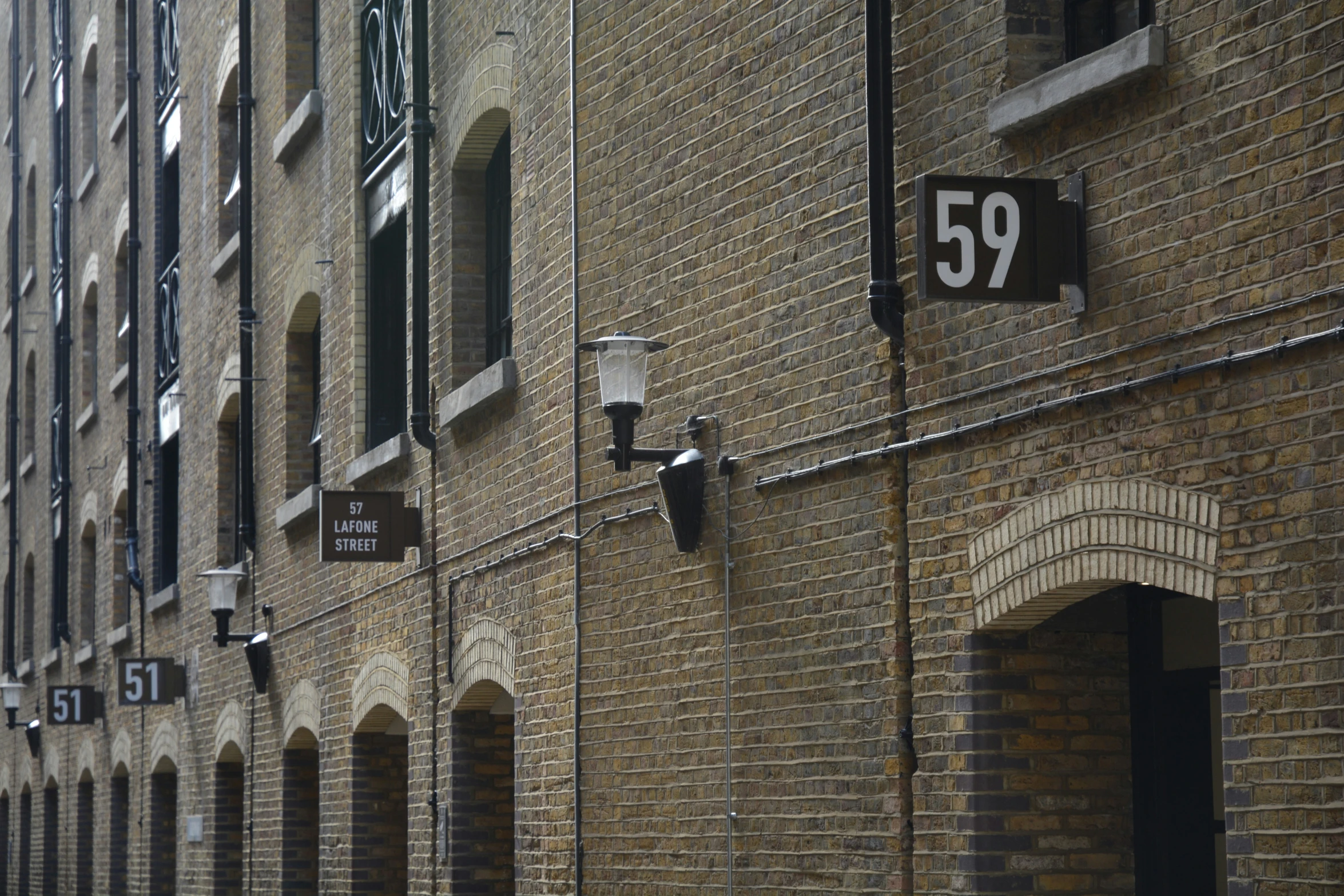 a building is in an alley way with no other signs