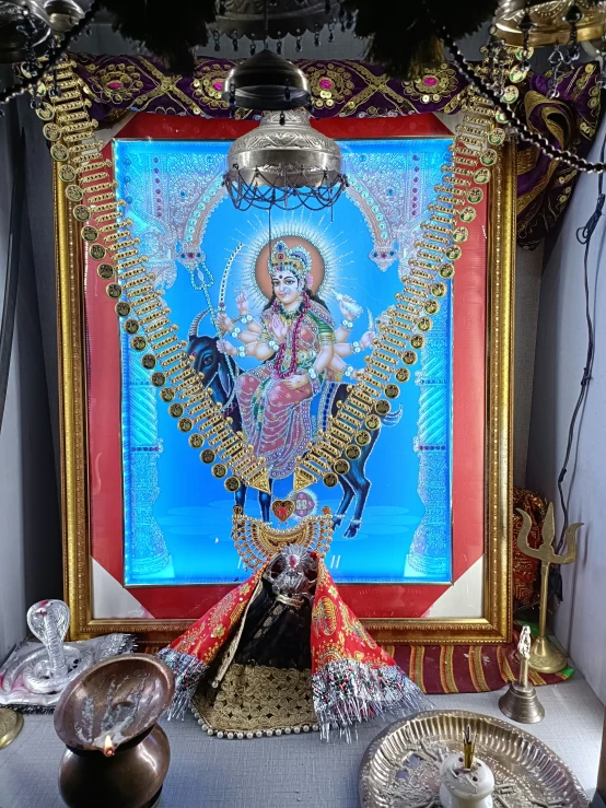 an idol is displayed against a blue and red background