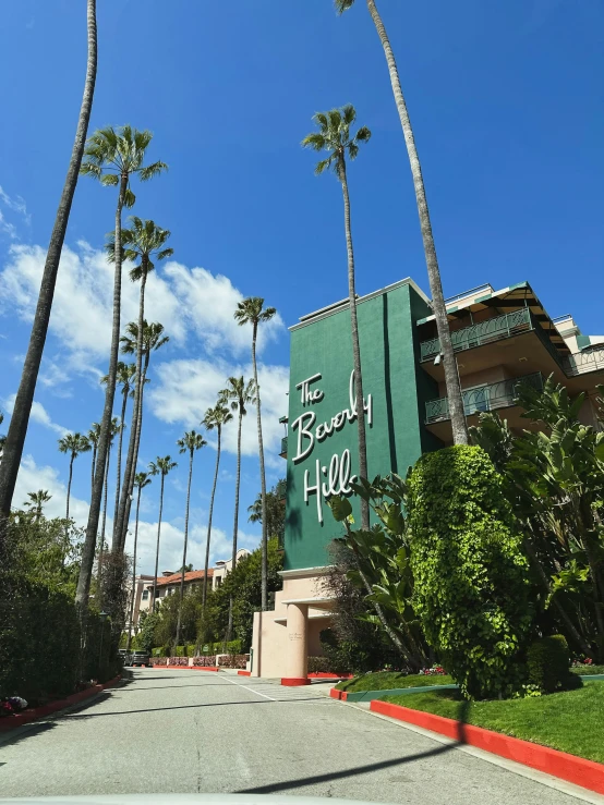 a el sign in front of some tall palm trees