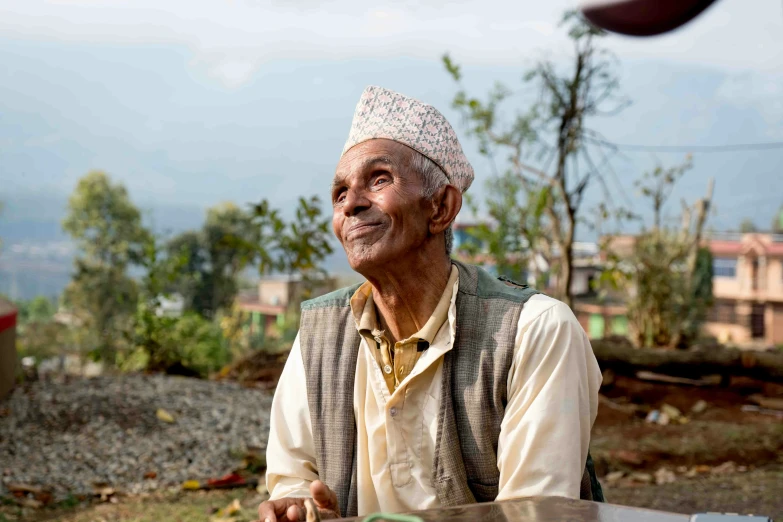 a man who is wearing a white and grey hat