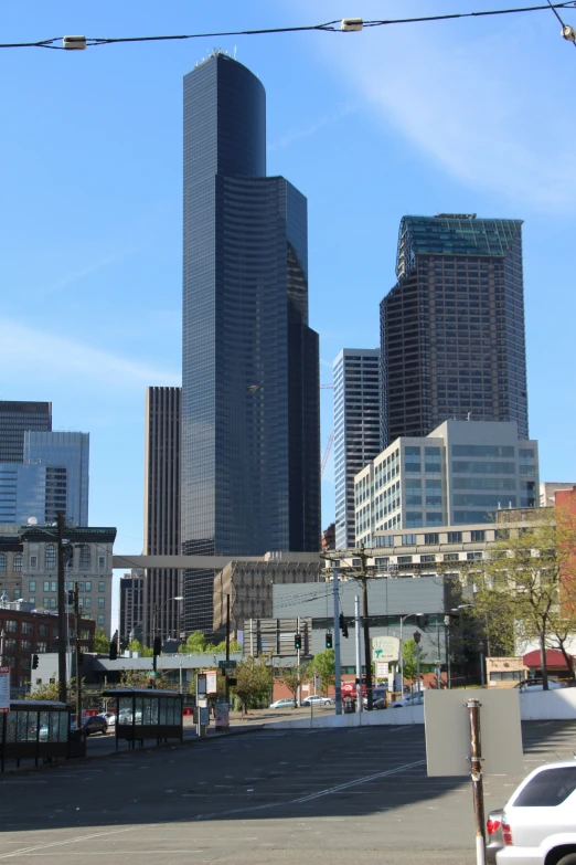 a large building sits at the edge of a small road in a large city