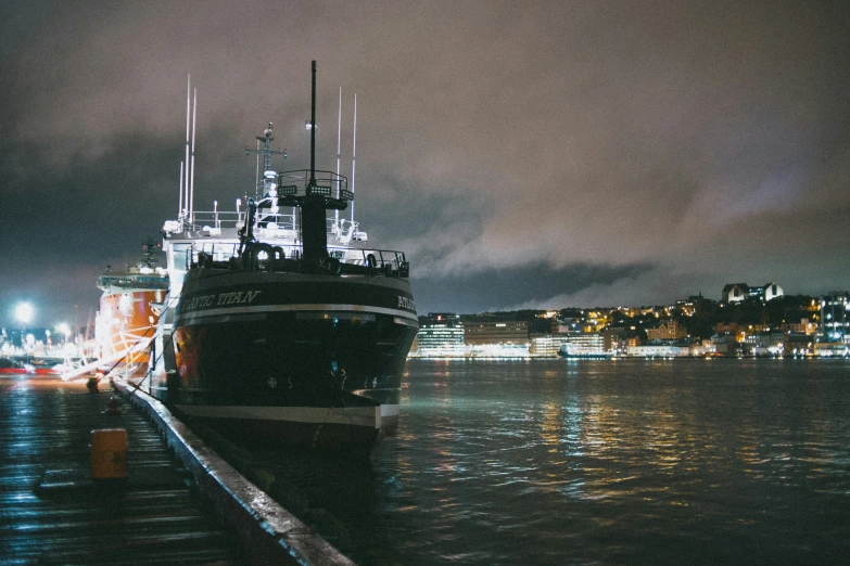 a ship that is in the water next to some buildings