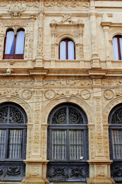 a building that has many different windows and doors