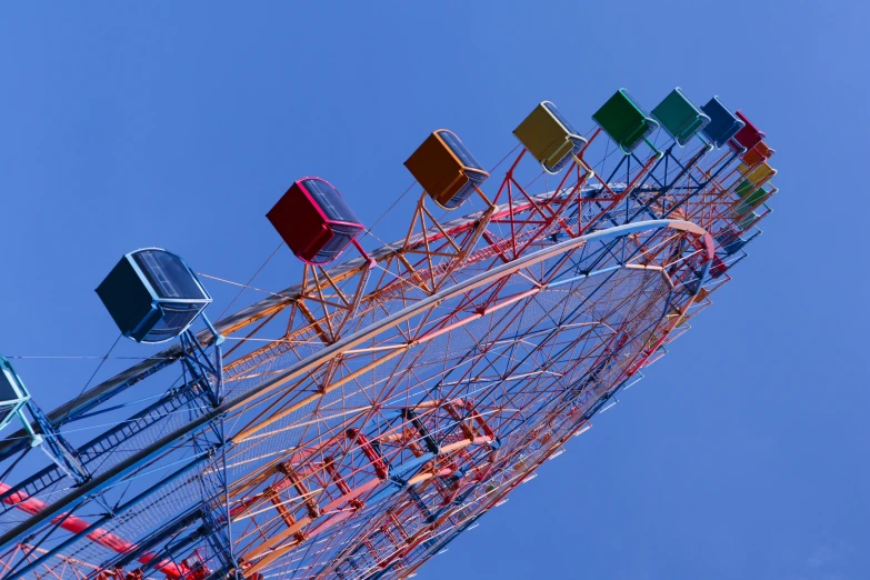 a ferris wheel that is turning on three different colors