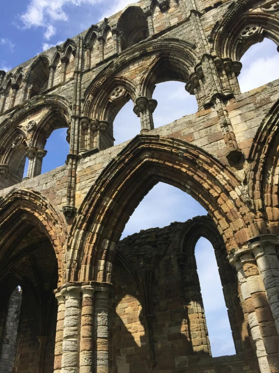 a church ruins with an arched arch in the middle