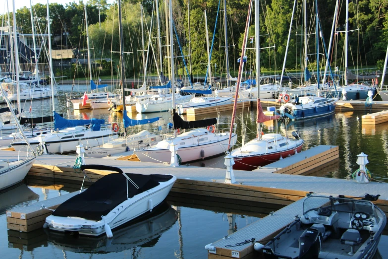 a marina full of boats sitting next to each other