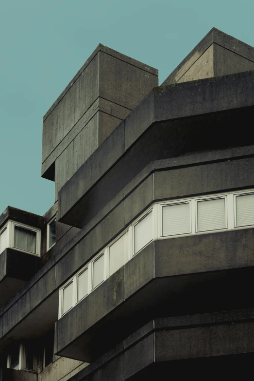 the top floors of an apartment building have windows