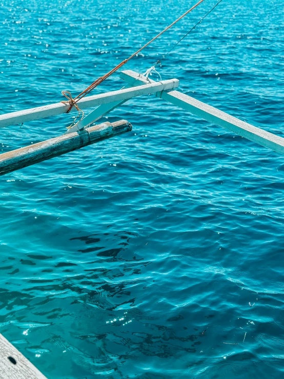 there is a boat in the ocean with a rope in front of it