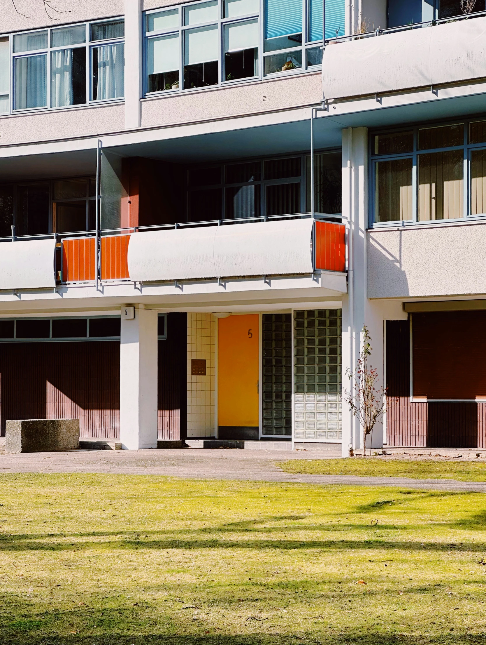 a parking lot in front of some apartment buildings