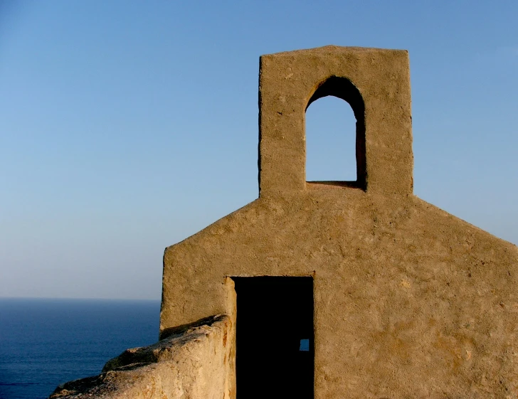 the building has an arch and doorway on it