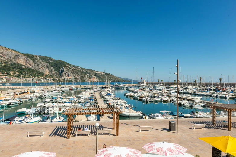 many small boats are docked at the water's edge