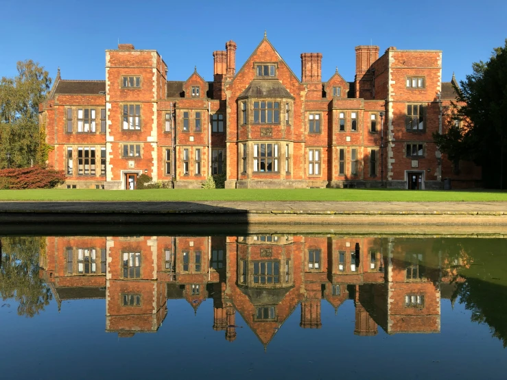 a building is reflected in the water at this angle