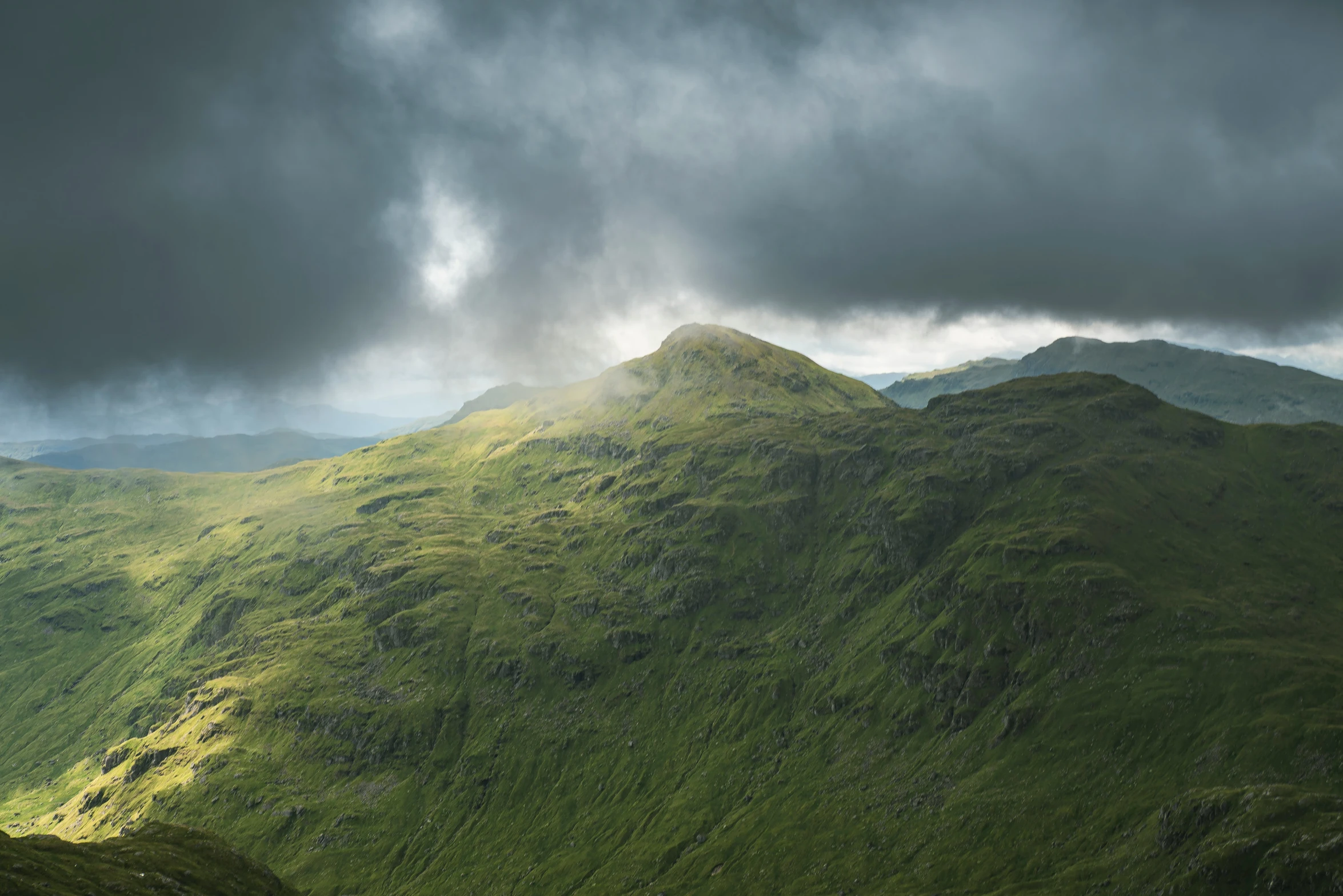 a beautiful view of some very pretty mountains