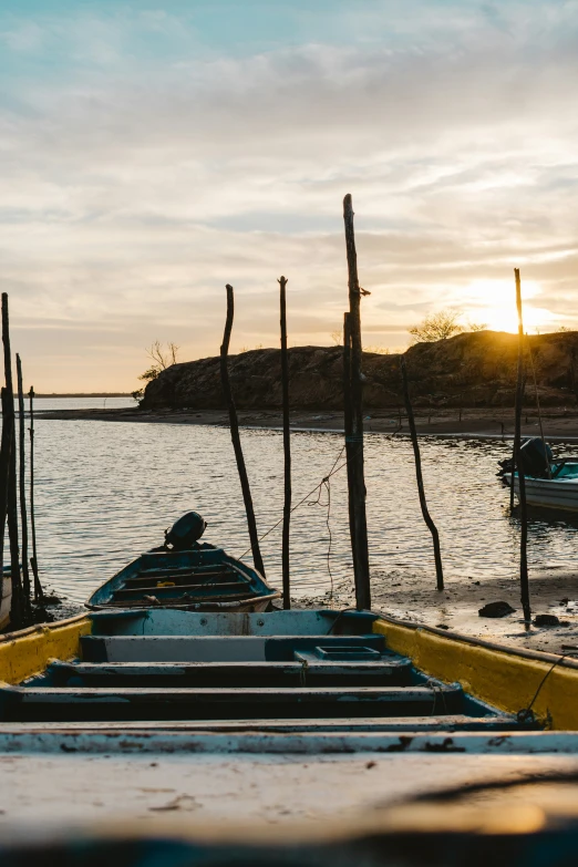 a row boat is docked on a pier near the water