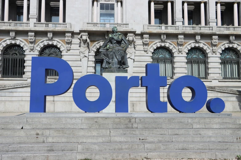 a statue that is in front of the words porto