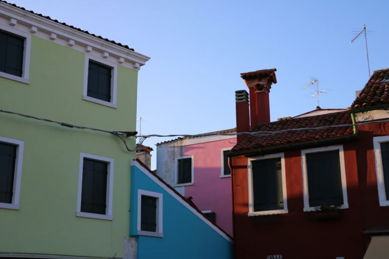 the top of a row of houses on the left side of each other