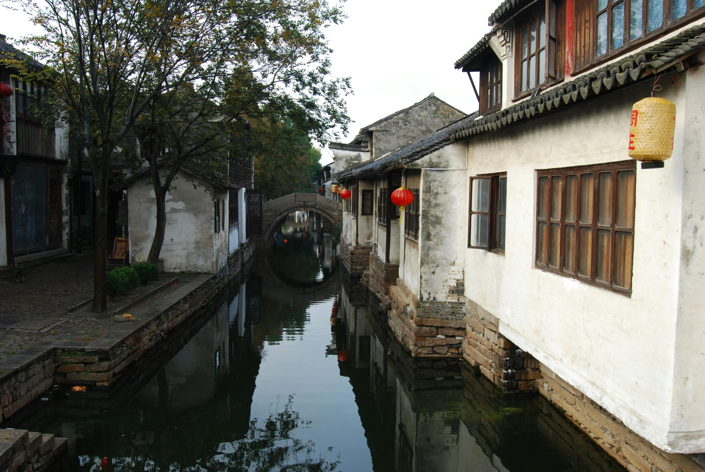 there are many buildings along this canal