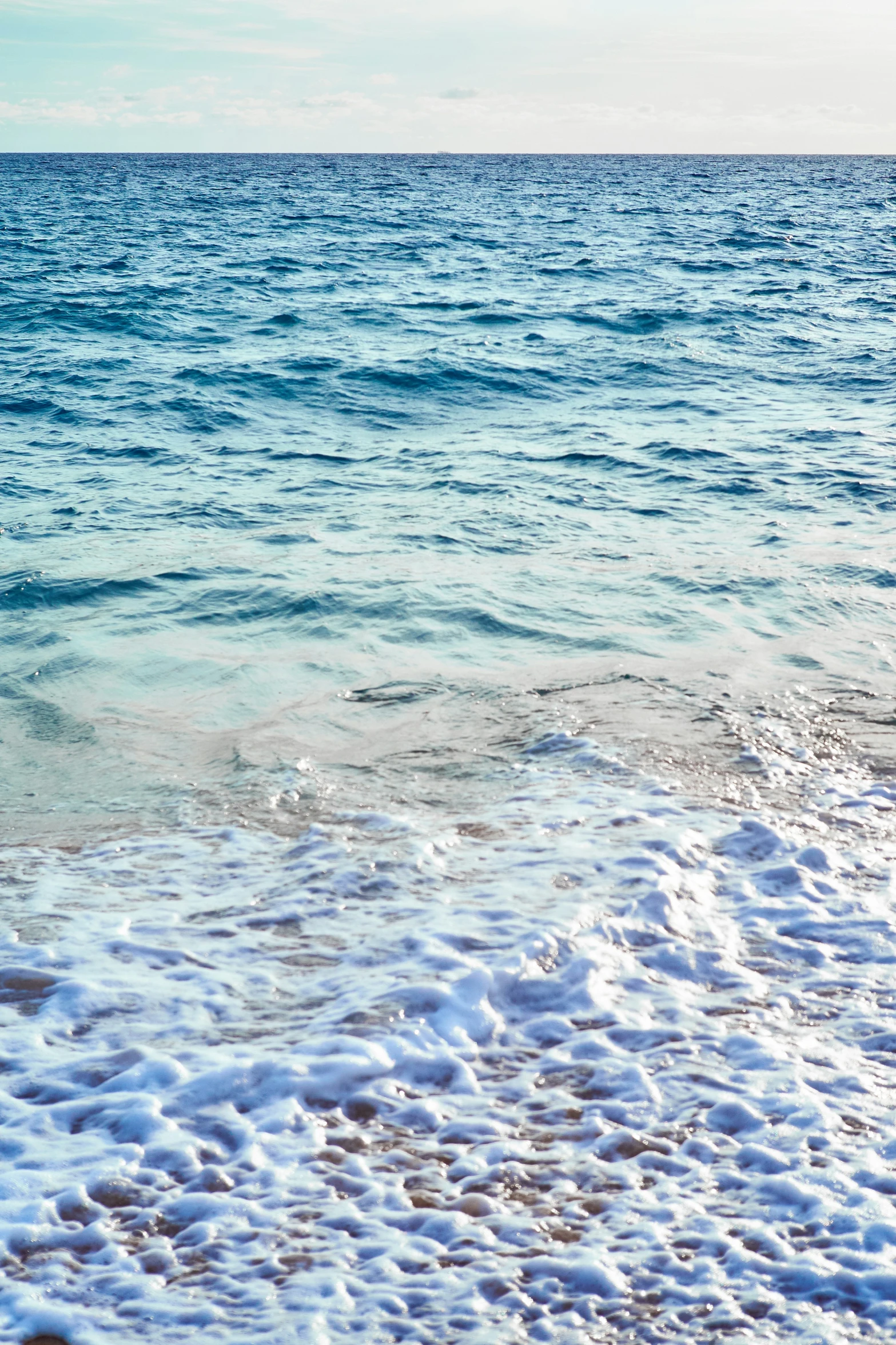 the small wave is rolling in on the beach