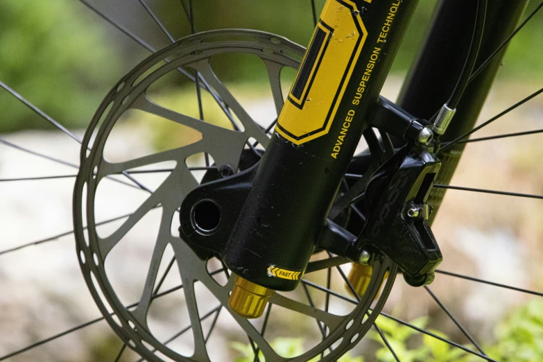 the rear wheel of a bicycle with a disc