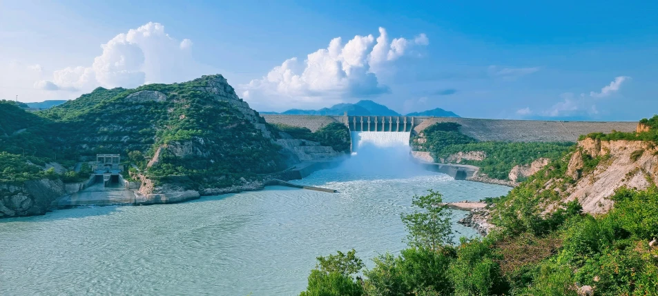 a large body of water sitting in the middle of some mountains