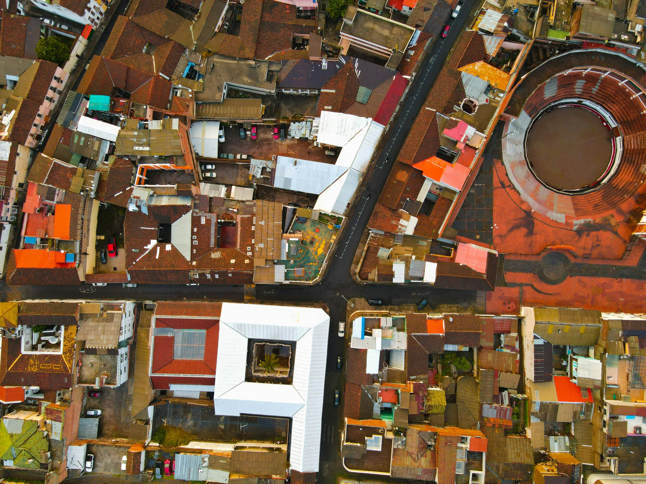 an overhead view of an urban area with houses and roofs