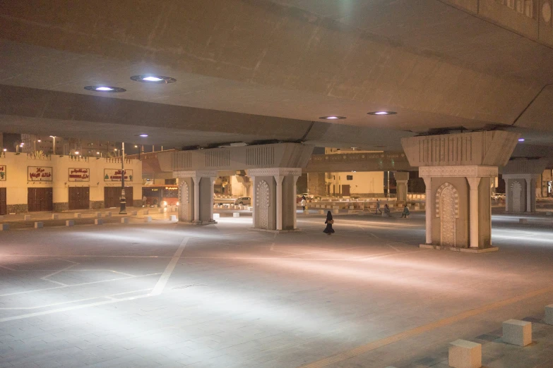 the inside of a building has columns and white pillars