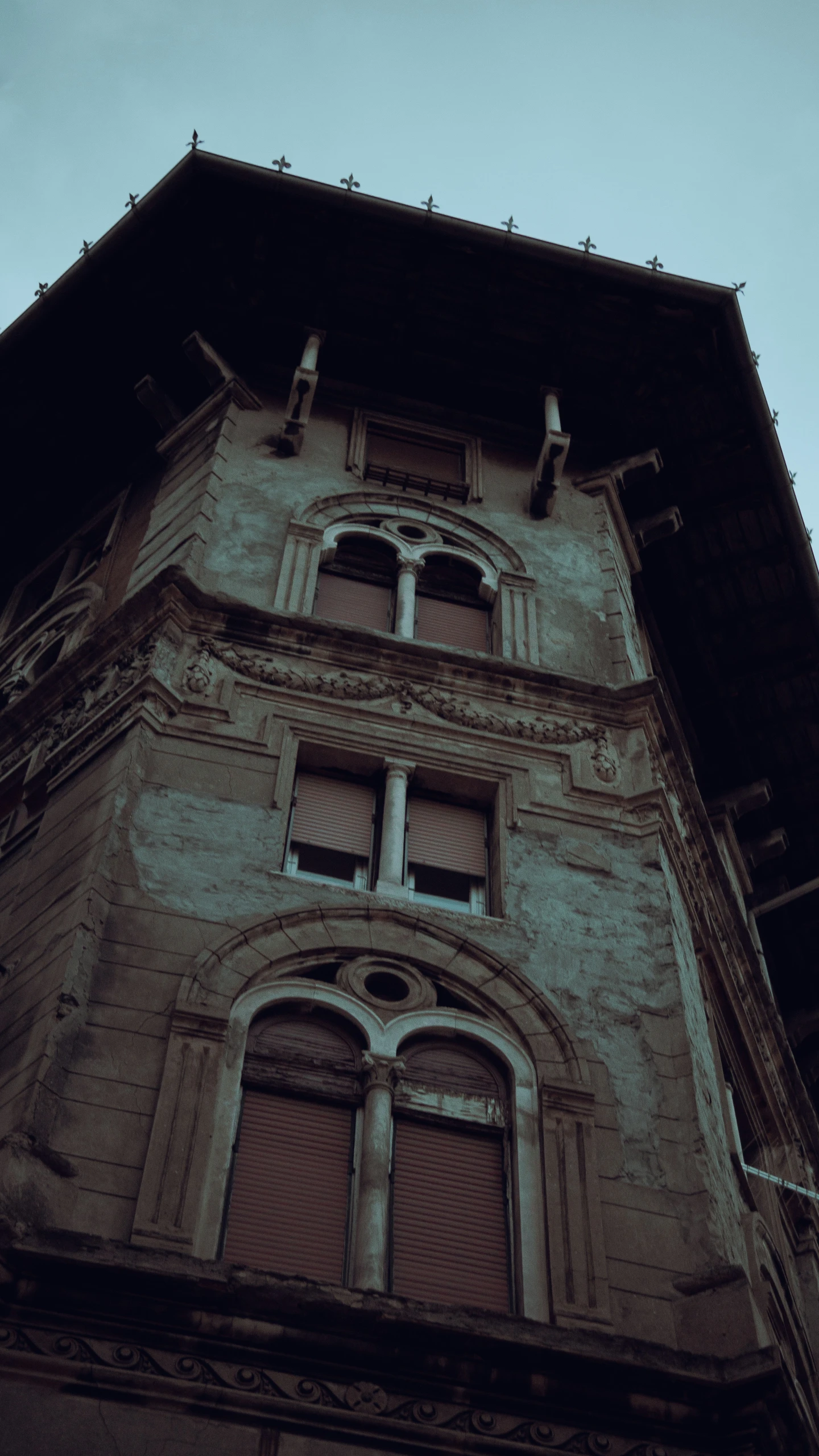 an old, dirty building with some windows