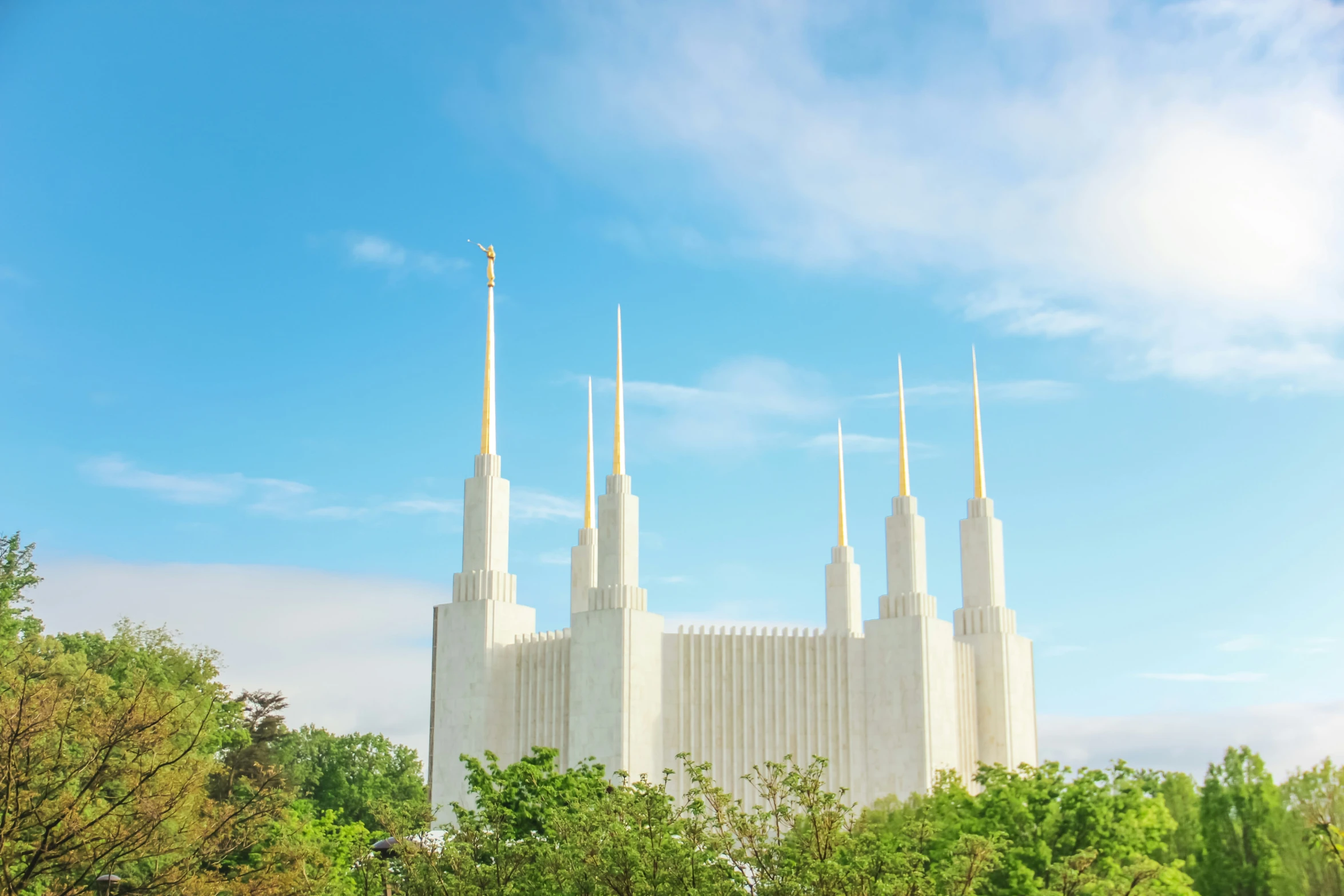 a beautiful view of a very large building