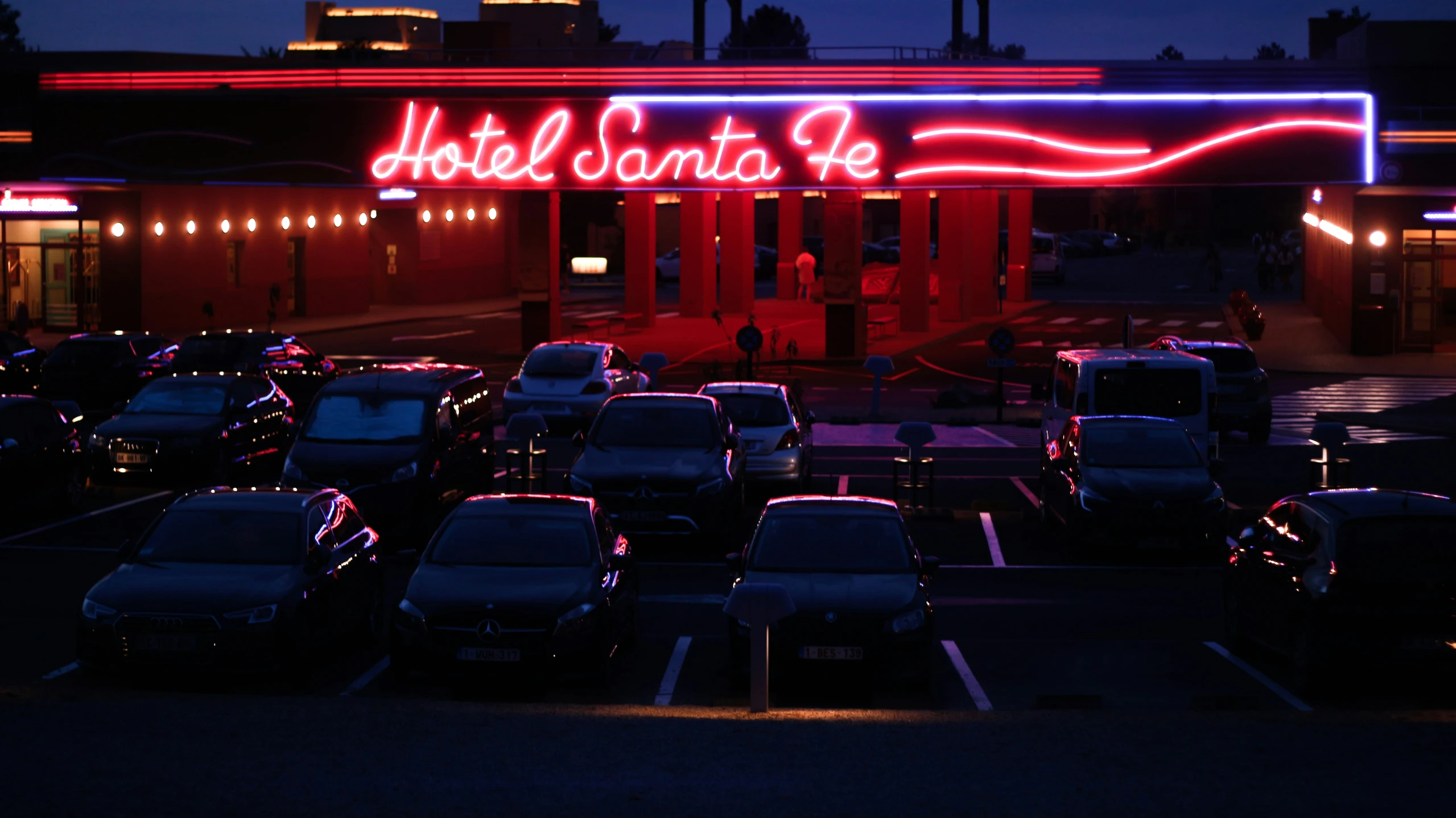 the parking lot at a motel where cars are parked in their parking spots