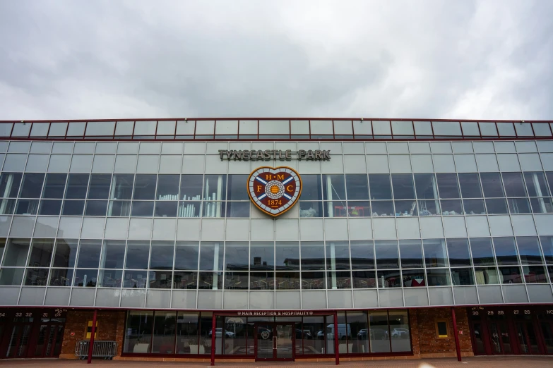 an outside view of a building with a lot of windows