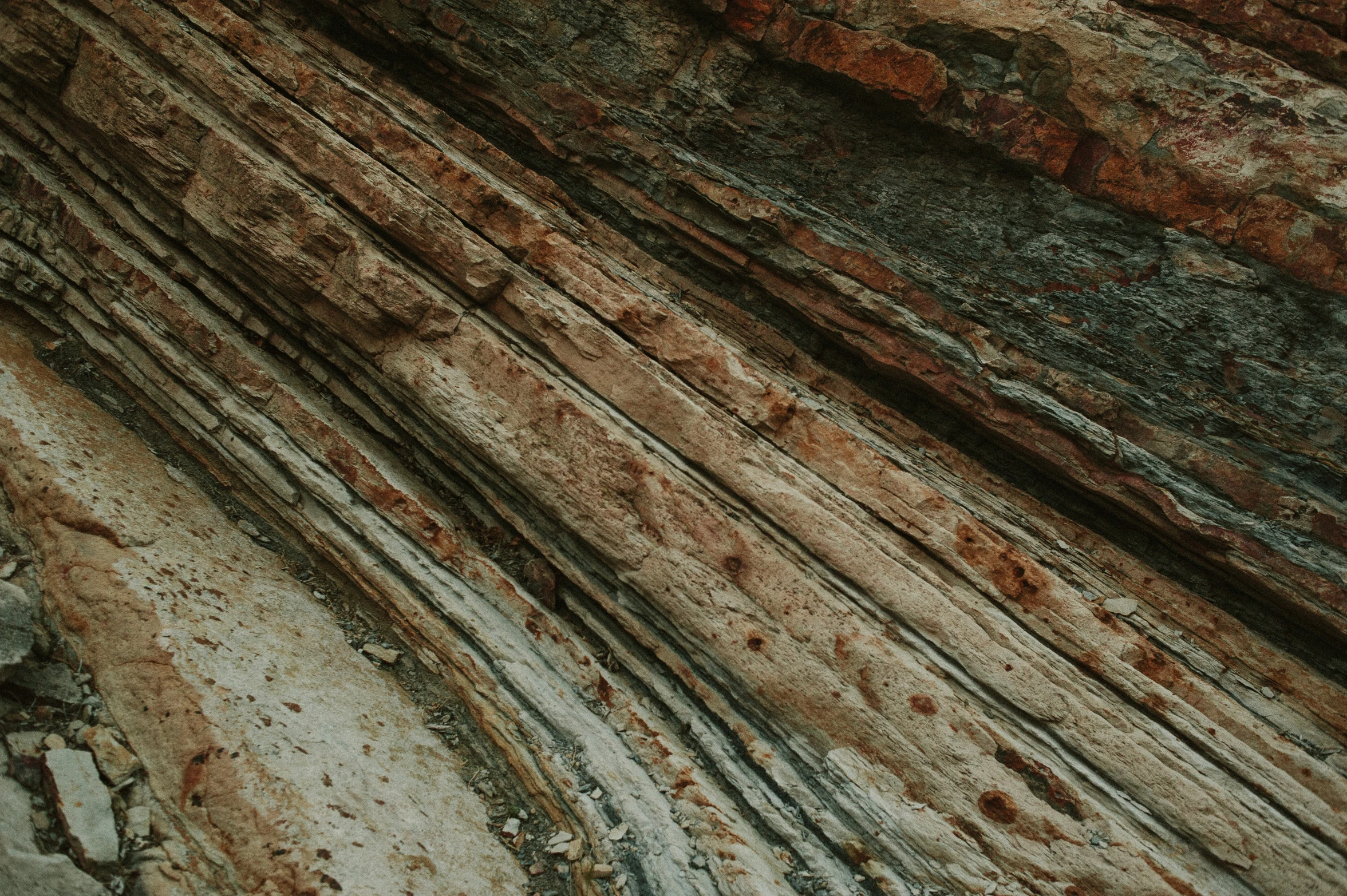 a close - up po of some rocks that are brown