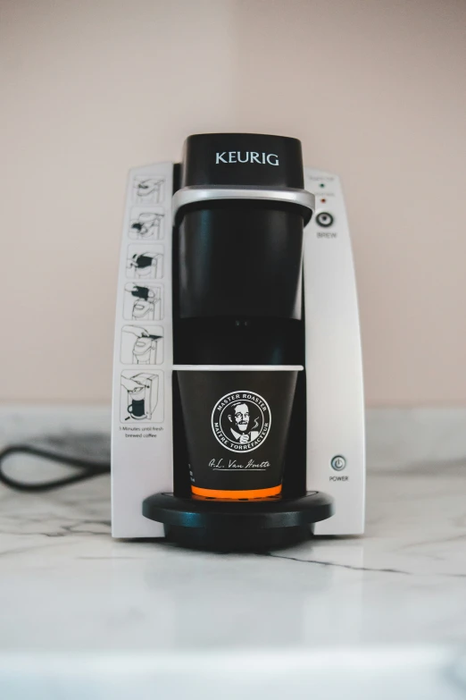 the keurig coffee maker has a built in coffee cup holder