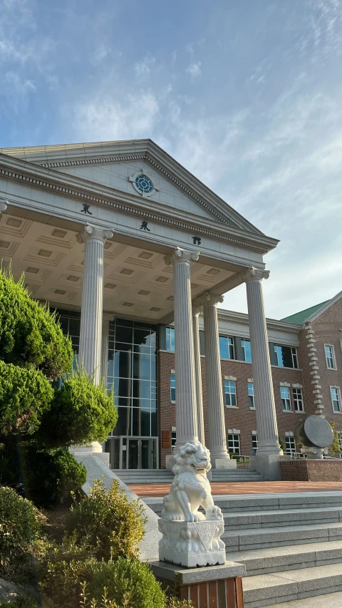 the large building has four columns, and two sets of columns that are on either side of a fountain