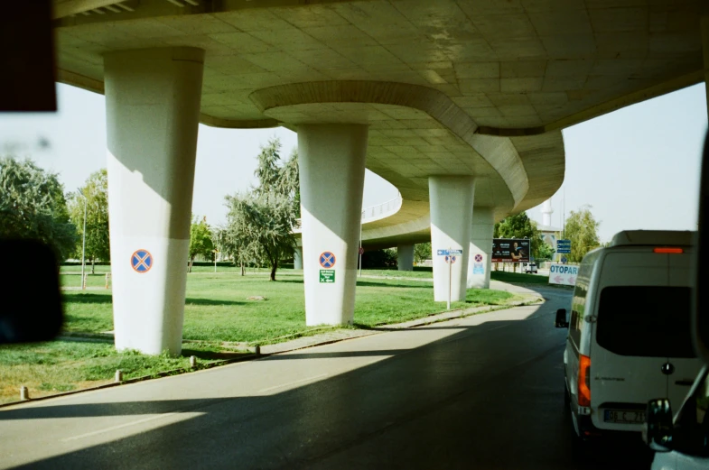 there are many long white pillars above a roadway