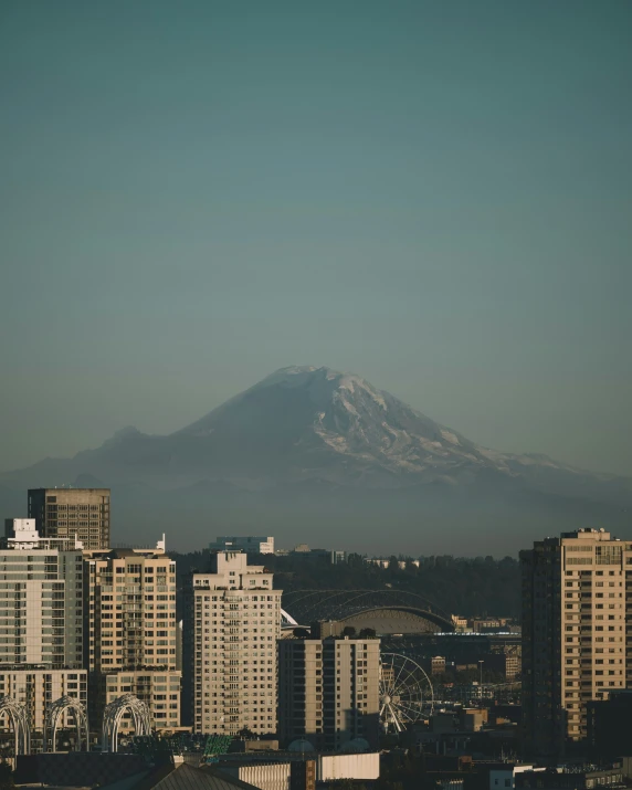 a large group of buildings stand next to a mountain